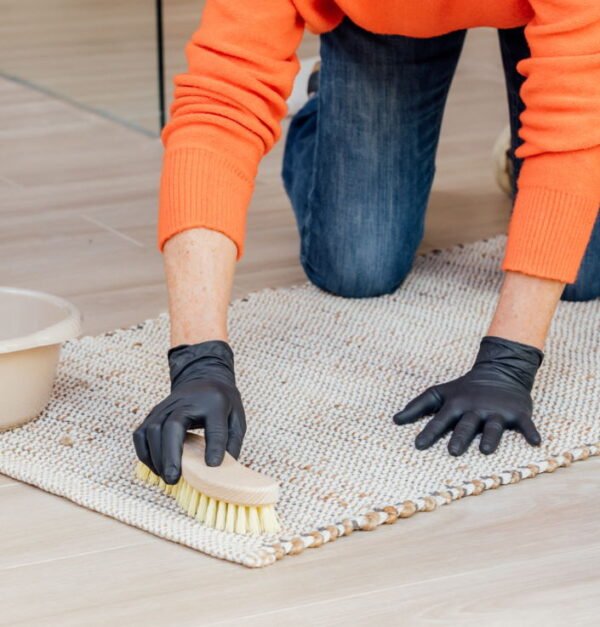 Bayeco guantes de nitrilo negro limpiando alfombras