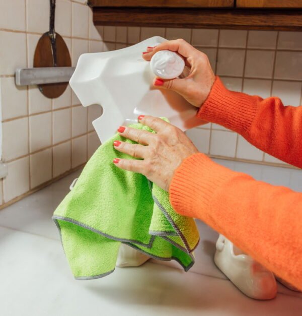 Mujer limpiando cocina con bayeco protech bayeta microfibra